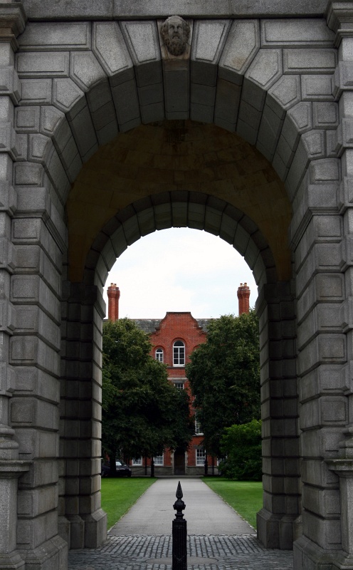 IMG_7288a.jpg - Looking through an archway