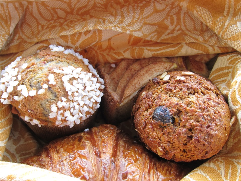 IMG_0593.JPG - Breakfast: muffins, croissant, apple tart