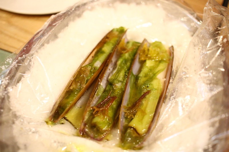 IMG_1912.JPG - Razor clams with seaweed in salt, topped with olive oil and vinegar