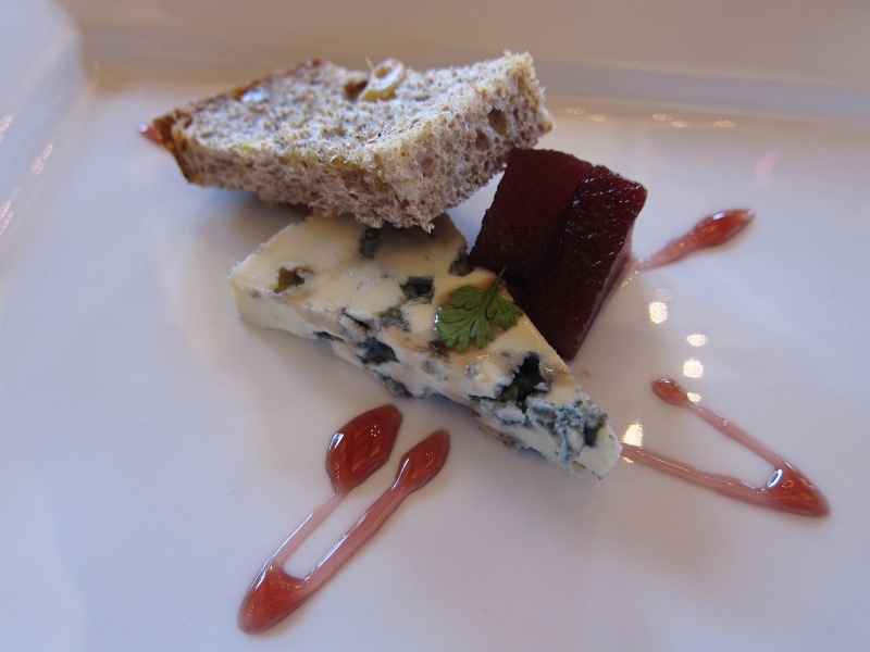 IMG_1583.JPG - Blue cheese, blueberry jam, walnut bread