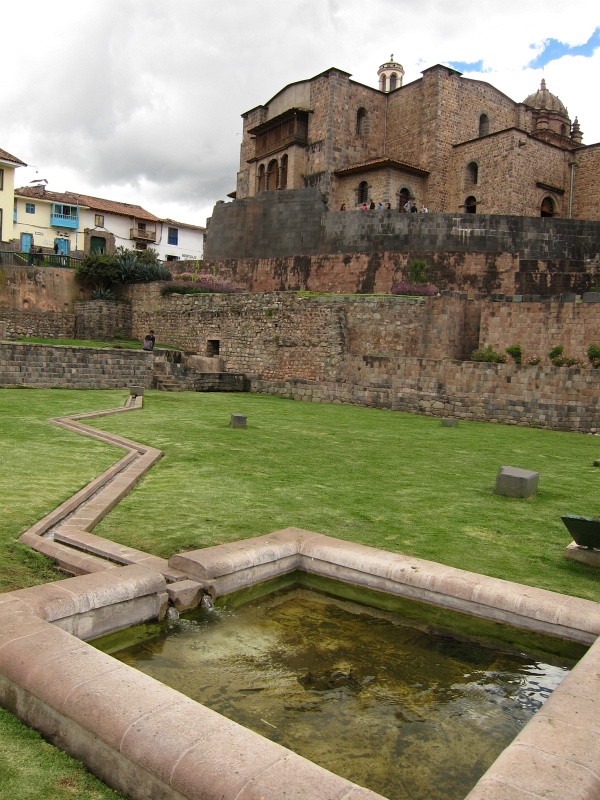 IMG_1886.JPG - Ramparts of Qoricancha, with a fountain that flows all the way from the mountains above Cusco.  The Incans were renowned for their waterworks.