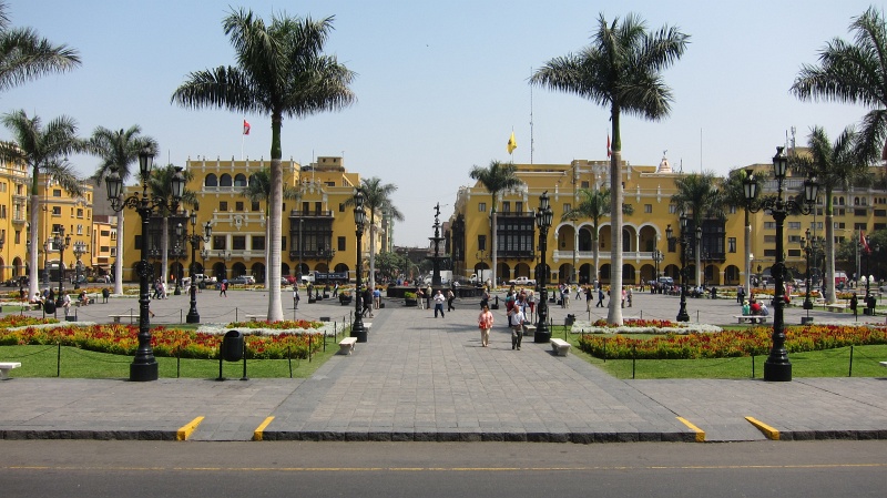 IMG_1698.JPG - Plaza de Armas, also known as Plaza Mayor, is Lima's city center, as designated by Francisco Pizarro in 1535 during the founding of the city.  The building on the right is the Municipal Palace, on the left is the Palace of the Union.  Like the  Plaza Mayor in Madrid , this square witnessed bloodshed during the Spanish Inquisition.