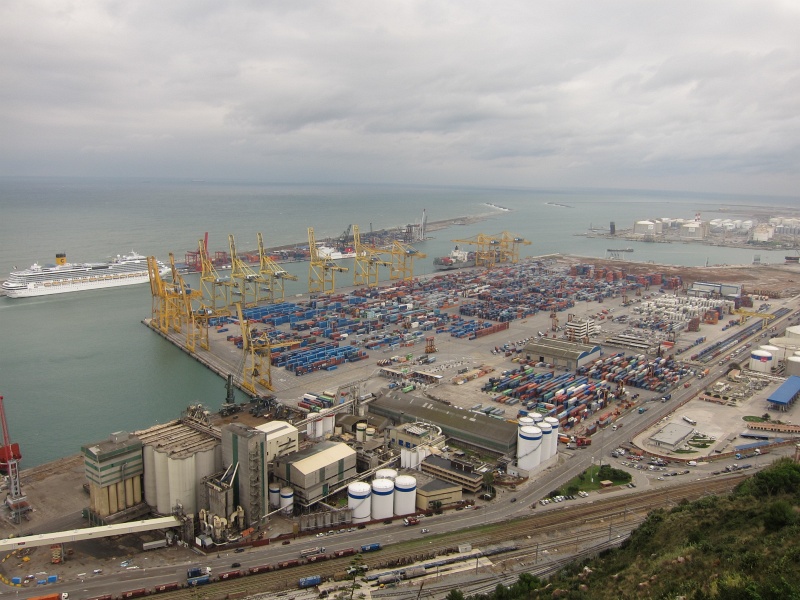 IMG_0034.JPG - The busy shipping port, with thousands of containers, plus a jumbo cruise ship