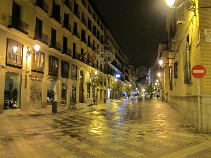 IMG_2710.JPG - At 7am on Monday morning however, the streets are deserted - the Spanish are not morning people... (though we did see someone walk out of a bar at this time)