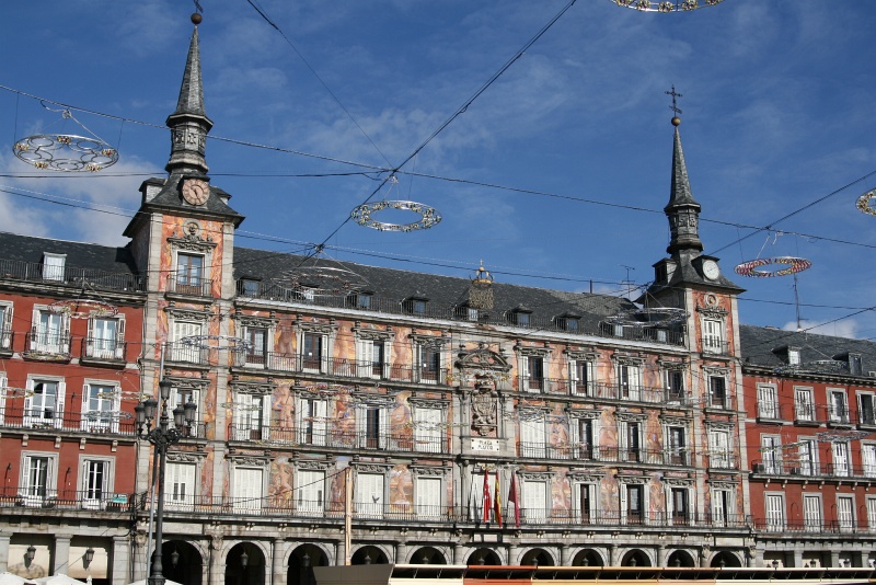 IMG_5889.JPG - Plaza Mayor, built in 1619 and witness to many events in Spanish history through the ages - from executions during the Inquisition to bullfights, fires, and royal pageantry