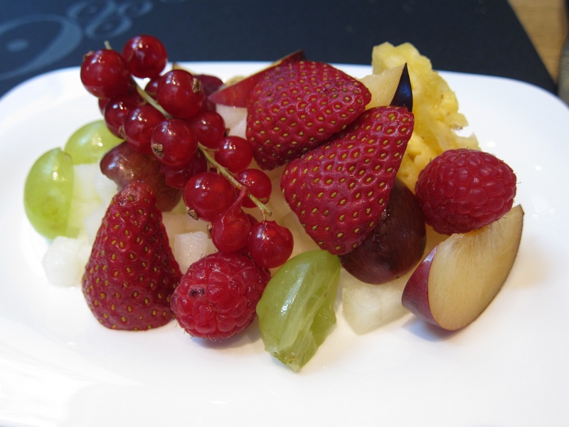 IMG_0095.JPG - Seasonal fruit platter, Ohla Gastronomic Bar, Barcelona