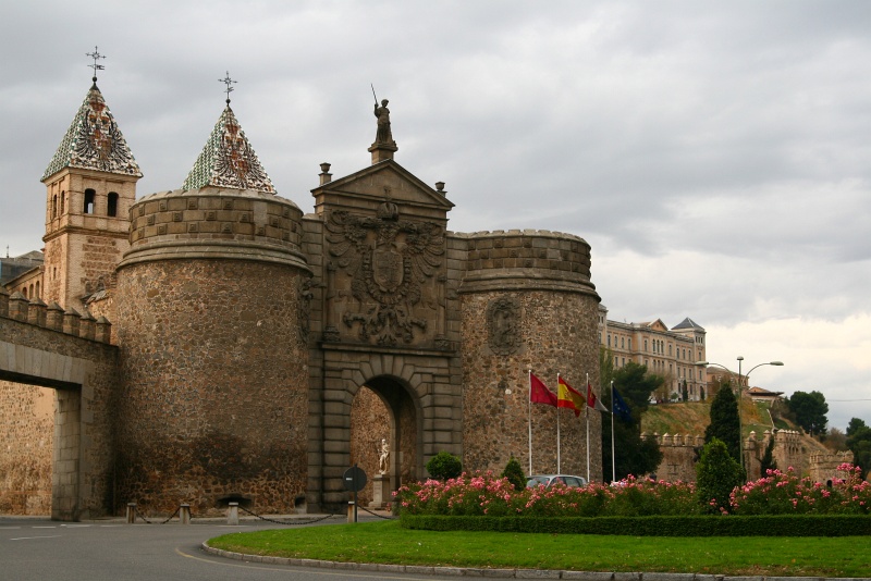 IMG_6001.JPG - (New) Bisagra Gate - the intimidating entrance to old town.  This was built in the 16th century by Charles V, emperor of the unified Habsburg/Bourbon empires.