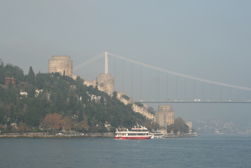 IMG_5179.JPG - Fatih Sultan Mehmet Bridge, with Rumeli Fortress in foreground