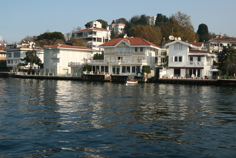 IMG_5203.JPG - One of the many villas facing the waterfront along the Bosphorus