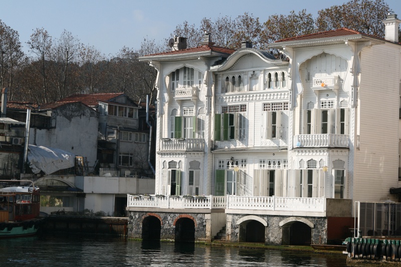 IMG_5231.JPG - In the market for a waterfront mansion with 4-boat garage?  This one is right next to Yenikoy terminal.