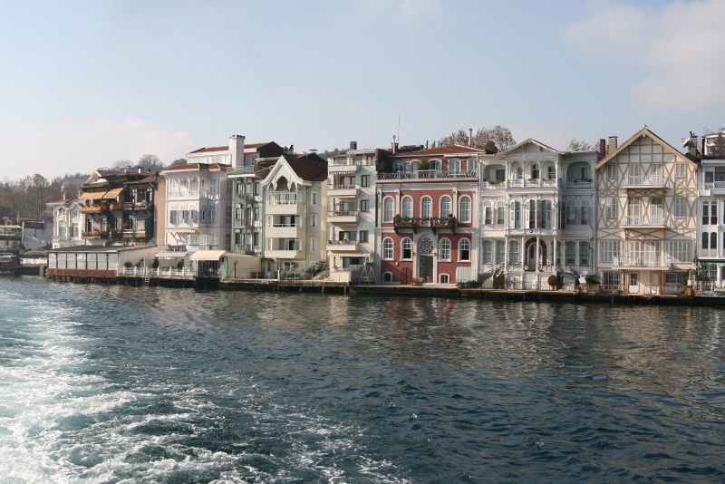 IMG_5235.JPG - Row houses facing the Bosphorus, featuring an eclectic mix of architecture flavor from Baroque to Tudor